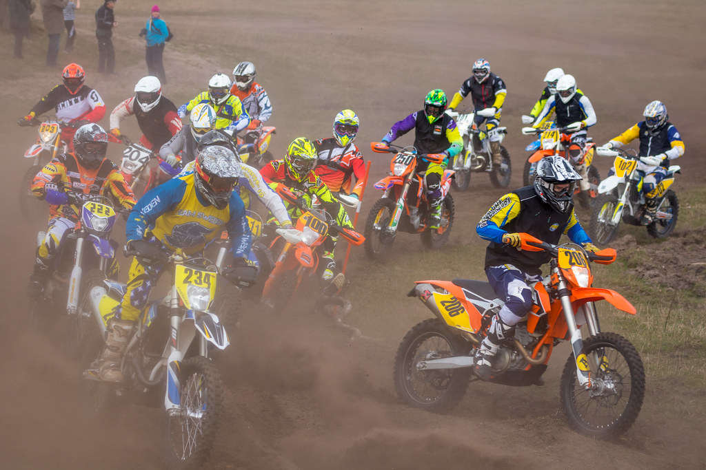Salida masiva de una carrera de enduro entre nubes de polvo